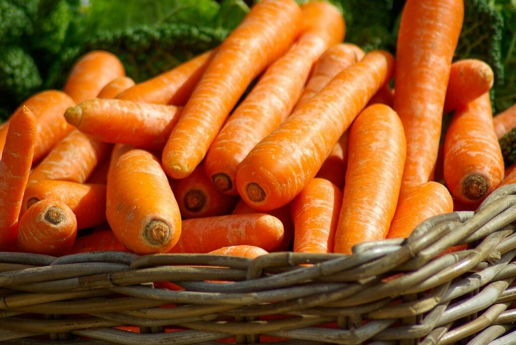 carrots, basket, vegetables-673184.jpg