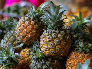 a pineapple, market, the fruit-2220704.jpg